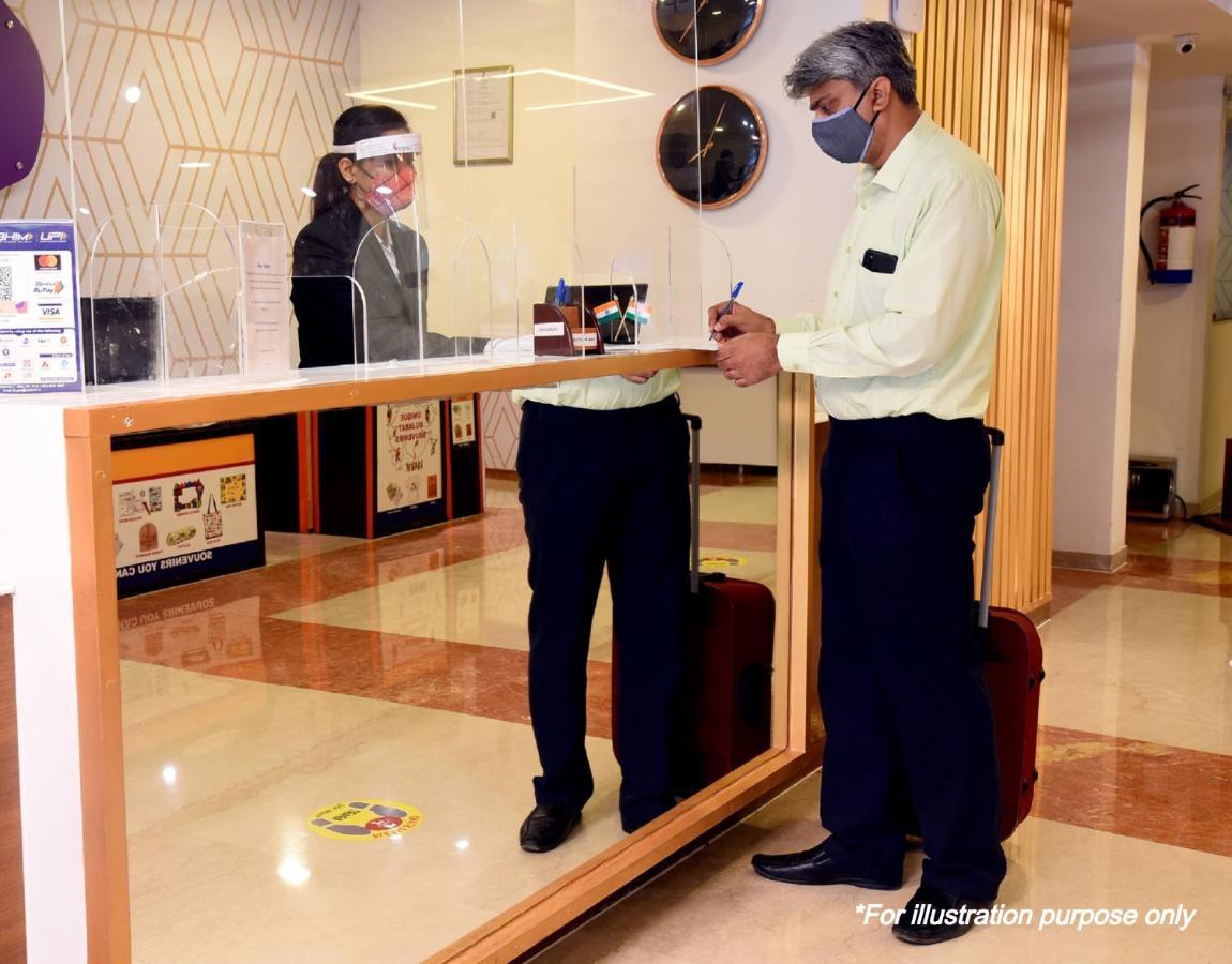 Oyo 69647 Yash Lodge Jabalpur Exteriör bild